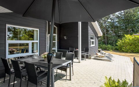 Gylla - 12Km from the Sea: Meubilair, Interieur Ontwerp, Flooring, Hout, Verdieping, Plafond, Houten Vloer, Stoel, Tafel, Verlichting