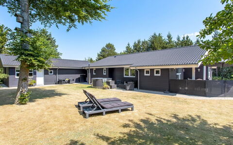 Gylla - 12Km from the Sea: Meubilair, Interieur Ontwerp, Flooring, Hout, Verdieping, Plafond, Houten Vloer, Stoel, Tafel, Verlichting