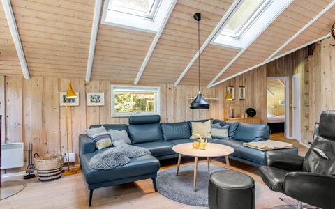 Anastaja - 12Km from the Sea: Meubilair, Interieur Ontwerp, Flooring, Hout, Verdieping, Plafond, Houten Vloer, Stoel, Tafel, Verlichting