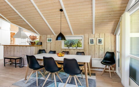 Anastaja - 12Km from the Sea: Meubilair, Interieur Ontwerp, Flooring, Hout, Verdieping, Plafond, Houten Vloer, Stoel, Tafel, Verlichting