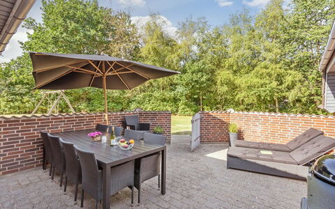 Friederk - 12Km from the Sea: Meubilair, Buitenmeubels, Stoel, Tafel, Buitentafel, Keuken En Eettafel, Struik, Tuin, Patio