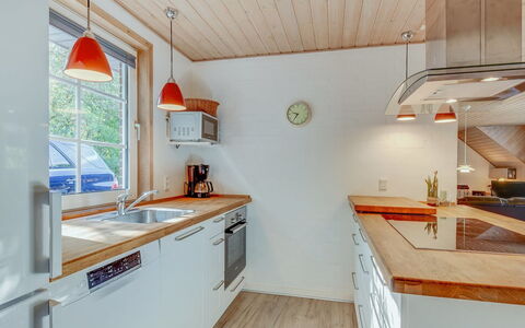 Friederk - 12Km from the Sea: Keuken, Countertop, Flooring, Interieur Ontwerp, Hout, Toestel Van De Keuken, Plafond, Cabinetry, Meubilair, Verdieping