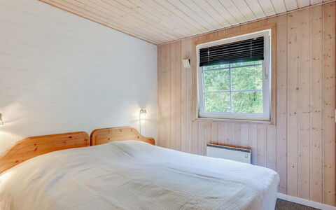Friederk - 12Km from the Sea: Hout, Plafond, Flooring, Verdieping, Interieur Ontwerp, Slaapkamer, Kamer, Laken, Huis, Bed
