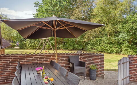 Friederk - 12Km from the Sea: Meubilair, Buitenmeubels, Hout, Stoel, Paraplu, Buitentafel, Tafel, Tuin, Schaduw, Beits