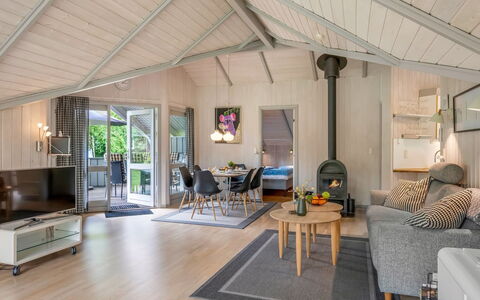 Torben - 10Km from the Sea: Hout, Interieur Ontwerp, Plafond, Flooring, Meubilair, Verdieping, Woonkamer, Bankstel, Houten Vloer, Stoel