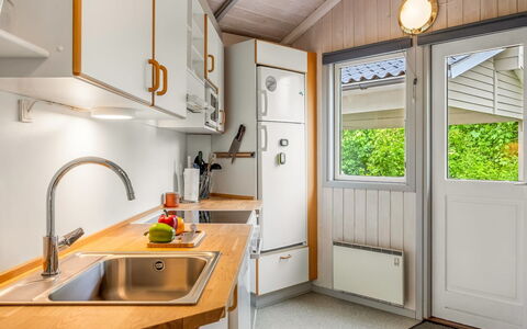 Torben - 10Km from the Sea: Hout, Loodgieterswerkinrichting, Interieur Ontwerp, Wastafel, Loodgieter, Kraan, Keuken, Countertop, Plafond, Beits