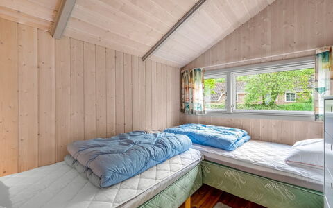 Torben - 10Km from the Sea: Hout, Slaapkamer, Interieur Ontwerp, Plafond, Verdieping, Bed, Flooring, Huis, Meubilair, Kamer
