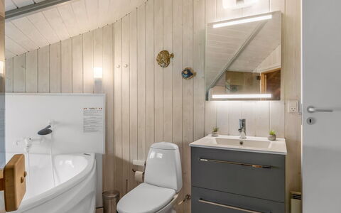 Torben - 10Km from the Sea: Flooring, Loodgieterswerkinrichting, Interieur Ontwerp, Wastafel, Verdieping, Hout, Badkamer, Wastafel In De Badkamer, Plafond, Badkamerkast