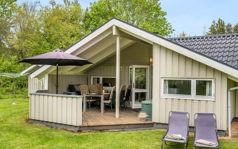 Torben - 10Km from the Sea: Verblijf, Landgoed, Werf, Schaduw, Siding, Garden Gebouwen, Hardwood, Veranda, Backyard, Dek