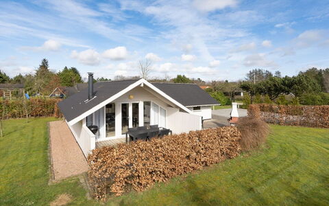 Edvardsine - 12Km from the Sea: Dak, Huis, Land Lot, Huis, Verblijf, Landgoed, Garden Gebouwen, Schaduw, Blokhut, Landscaping