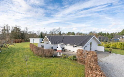 Edvardsine - 12Km from the Sea: Dak, Huis, Land Lot, Huis, Verblijf, Landgoed, Garden Gebouwen, Schaduw, Blokhut, Landscaping