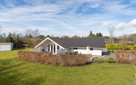 Edvardsine - 12Km from the Sea: Dak, Huis, Land Lot, Huis, Verblijf, Landgoed, Garden Gebouwen, Schaduw, Blokhut, Landscaping