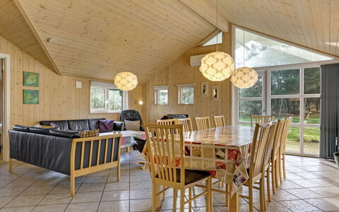 Tyki - 12Km from the Sea: Hout, Interieur Ontwerp, Plafond, Lichte Inrichting, Flooring, Meubilair, Verdieping, Kamer, Huis, Woonkamer