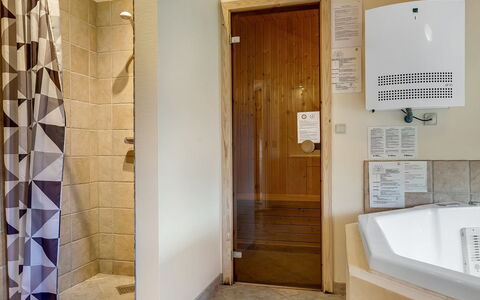 Tyki - 12Km from the Sea: Flooring, Verdieping, Muur, Hout, Interieur Ontwerp, Plafond, Loodgieterswerkinrichting, Kamer, Badkamer, Loodgieter