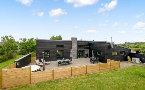 Weike - 950M to the Fjord: Dak, Huis, Huis, Verblijf, Deur, Siding, Dek, Veranda, Plank, Hardwood