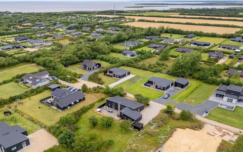 Weike - 950M to the Fjord: Dak, Huis, Huis, Verblijf, Deur, Siding, Dek, Veranda, Plank, Hardwood