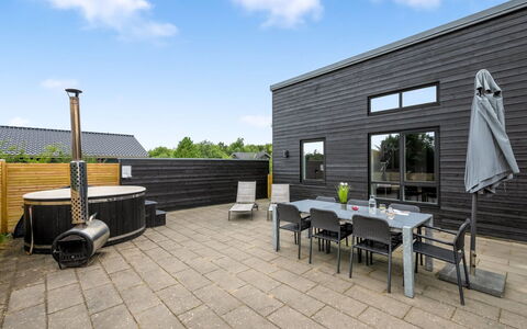 Weike - 950M to the Fjord: Dak, Huis, Huis, Verblijf, Deur, Siding, Dek, Veranda, Plank, Hardwood