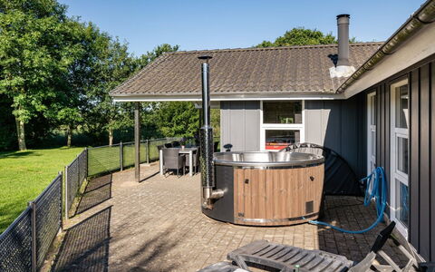 Findus - 1.2Km to the Fjord: Hout, Meubilair, Appartement, Kamer, Plafond, Beits, Stoel, Hardwood, Vernis, Timmerhout