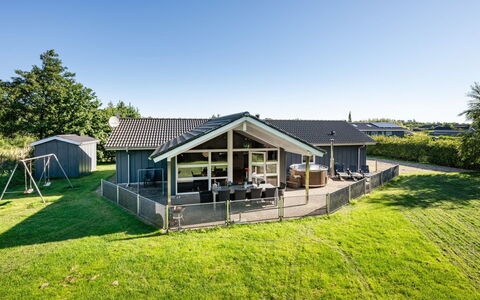 Findus - 1.2Km to the Fjord: Hout, Meubilair, Appartement, Kamer, Plafond, Beits, Stoel, Hardwood, Vernis, Timmerhout