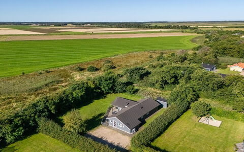 Findus - 1.2Km to the Fjord: Hout, Meubilair, Appartement, Kamer, Plafond, Beits, Stoel, Hardwood, Vernis, Timmerhout