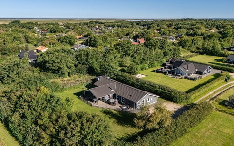 Findus - 1.2Km to the Fjord: Hout, Meubilair, Appartement, Kamer, Plafond, Beits, Stoel, Hardwood, Vernis, Timmerhout