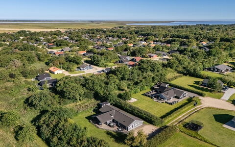 Findus - 1.2Km to the Fjord: Hout, Meubilair, Appartement, Kamer, Plafond, Beits, Stoel, Hardwood, Vernis, Timmerhout