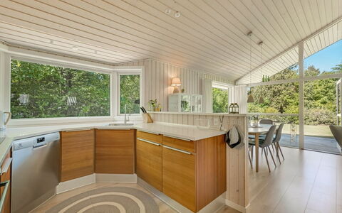 Elevine - 300M to the Fjord: Interieur Ontwerp, Flooring, Countertop, Keuken, Verdieping, Hout, Plafond, Cabinetry, Meubilair, Houten Vloer