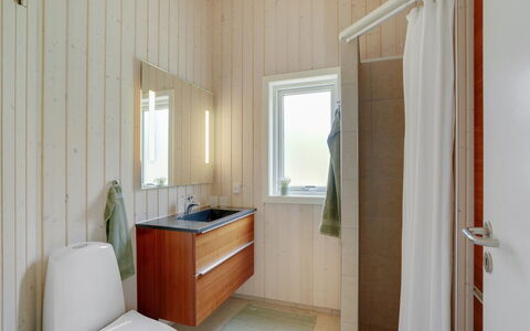 Elevine - 300M to the Fjord: Flooring, Muur, Hout, Verdieping, Loodgieterswerkinrichting, Interieur Ontwerp, Badkamer, Plafond, Loodgieter, Wastafel
