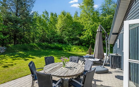 Elevine - 300M to the Fjord: Struik, Buitenmeubels, Stoel, Meubilair, Tuin, Huis, Schaduw, Groundcover, Buitentafel, Werf