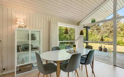 Elevine - 300M to the Fjord: Hout, Interieur Ontwerp, Flooring, Plafond, Meubilair, Keuken En Eettafel, Verdieping, Huis, Eetkamer, Houten Vloer