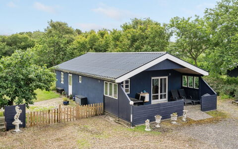 Landeline - 200M to the Fjord: Dak, Huis, Huis, Verblijf, Deur, Siding, Landgoed, Gazon, Werf, Veranda