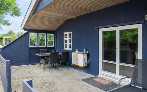Landeline - 200M to the Fjord: Dak, Huis, Huis, Verblijf, Deur, Siding, Landgoed, Gazon, Werf, Veranda