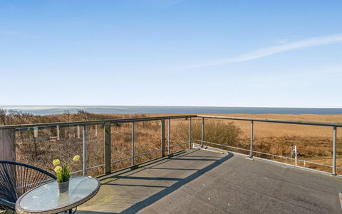 Bjart - 50M to the Fjord: Hout, Dak, Architectuur, Huis, Huis, Verblijf, Siding, Hardwood, Helling, Landgoed