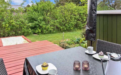 Sebiorn - 300M to the Fjord: Meubilair, Struik, Buitenmeubels, Tafel, Buitentafel, Tuin, Stoel, Schaduw, Backyard, Werf