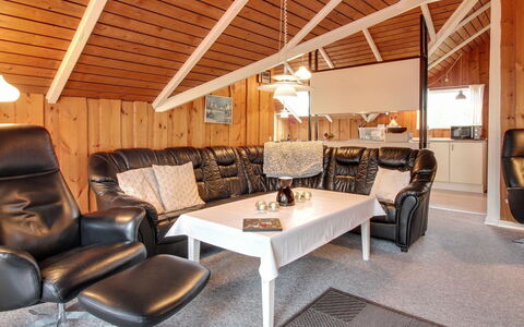 Sebiorn - 300M to the Fjord: Meubilair, Hout, Plafond, Interieur Ontwerp, Huis, Verlichting, Bankstel, Verdieping, Lichte Inrichting, Woonkamer