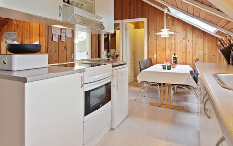 Sebiorn - 300M to the Fjord: Keuken, Toestel Van De Keuken, Countertop, Hout, Major Appliance, Interieur Ontwerp, Plafond, Flooring, Meubilair, Cabinetry