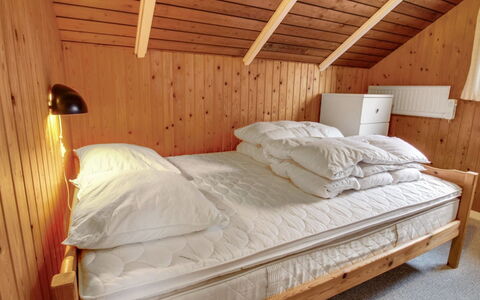 Sebiorn - 300M to the Fjord: Bed, Meubilair, Slaapkamer, Laken, Hout, Verdieping, Bedding, Flooring, Interieur Ontwerp, Linens