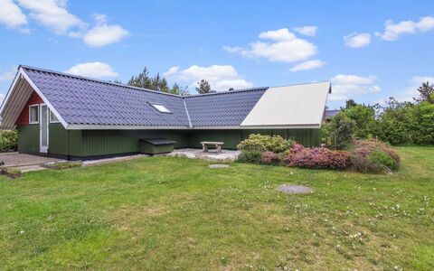 Sebiorn - 300M to the Fjord: Gras, Dak, Huis, Land Lot, Huis, Verblijf, Gazon, Groundcover, Tuin, Siding