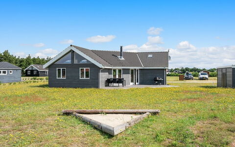 Karmen - 300M to the Fjord: Huis, Dak, Huis, Verblijf, Schuur, Garden Gebouwen, Siding, Werf, Blokhut, Hut