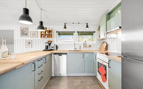 Ottilie - 350M to the Fjord: Keuken, Countertop, Toestel Van De Keuken, Interieur Ontwerp, Major Appliance, Cabinetry, Hout, Meubilair, Flooring, Plafond