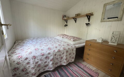 Ottilie - 350M to the Fjord: Bed, Slaapkamer, Hout, Laken, Verdieping, Flooring, Bedding, Interieur Ontwerp, Meubilair, Bed Frame