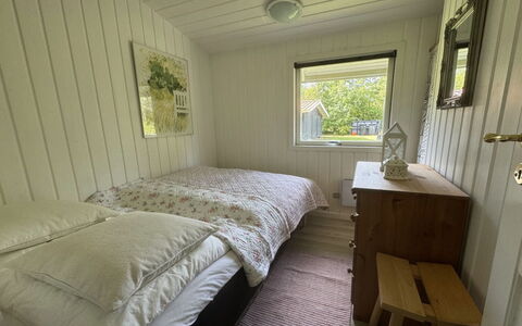 Ottilie - 350M to the Fjord: Hout, Slaapkamer, Bed, Verdieping, Flooring, Laken, Bedding, Meubilair, Bed Frame, Beits