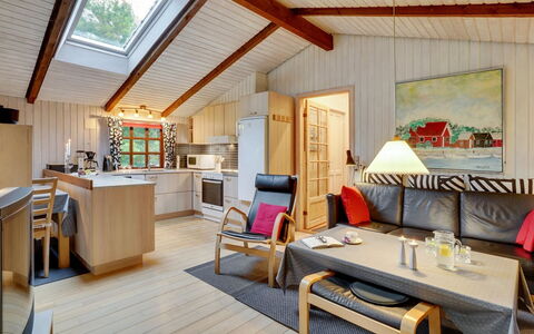 Gail - 400M to the Fjord: Meubilair, Interieur Ontwerp, Flooring, Hout, Verdieping, Plafond, Houten Vloer, Stoel, Tafel, Verlichting