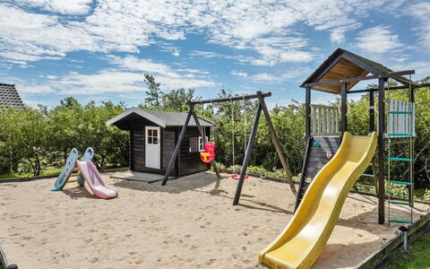 Benita - 400M to the Fjord: Woongebied, Struik, Huis, Huis, Tuin, Landgoed, Schaduw, Landscaping, Gazon