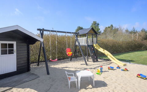 Benita - 400M to the Fjord: Woongebied, Struik, Huis, Huis, Tuin, Landgoed, Schaduw, Landscaping, Gazon