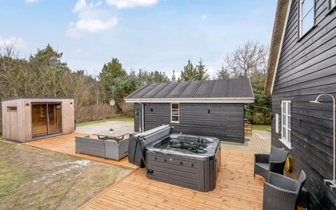 Benita - 400M to the Fjord: Woongebied, Struik, Huis, Huis, Tuin, Landgoed, Schaduw, Landscaping, Gazon