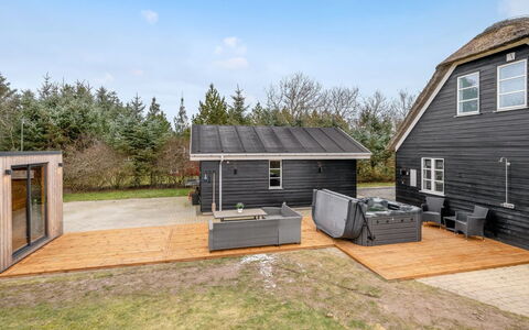 Benita - 400M to the Fjord: Woongebied, Struik, Huis, Huis, Tuin, Landgoed, Schaduw, Landscaping, Gazon
