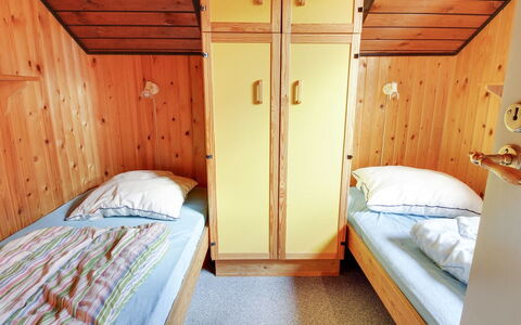 Ingwin - 250M to the Fjord: Bed, Hout, Stapelbed, Slaapkamer, Flooring, Verdieping, Interieur Ontwerp, Meubilair, Kamer, Plafond