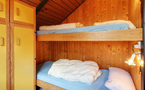 Ingwin - 250M to the Fjord: Hout, Plafond, Slaapkamer, Bed, Flooring, Verdieping, Beits, Hardwood, Bed Frame, Kamer