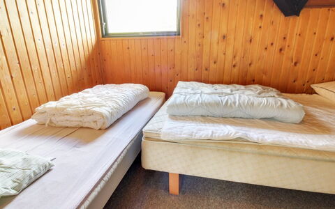 Ingwin - 250M to the Fjord: Bed, Slaapkamer, Laken, Bedding, Hout, Verdieping, Flooring, Bed Frame, Linens, Interieur Ontwerp
